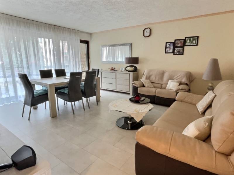 a vendre appartement de 3 pieces traversant avec balcon et garage proche des plages à saint raphael